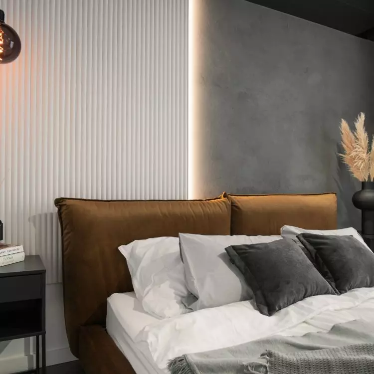 The wall behind the bed was divided into two contrasting parts