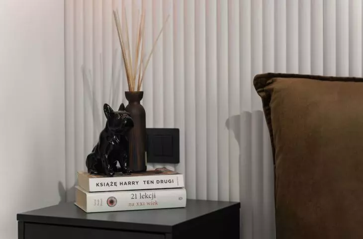 Next to the bed you will find a figurine of the bulldog Asti