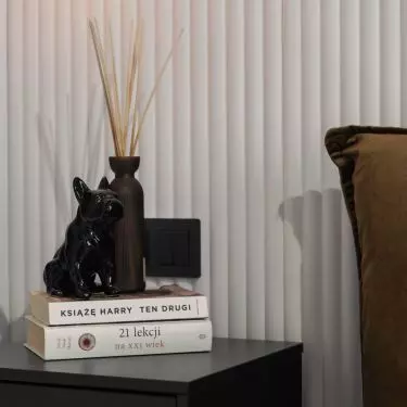 Next to the bed you will find a figurine of the bulldog Asti