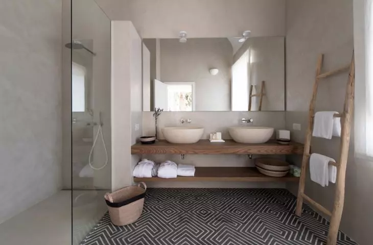 In the interior you will find, among other things, limestone washbasins