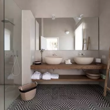 In the interior you will find, among other things, limestone washbasins