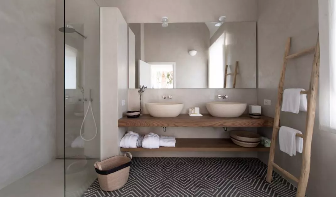 In the interior you will find, among other things, limestone washbasins