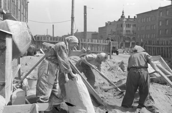 Women's team led by Rozalia Bober during construction of GDM