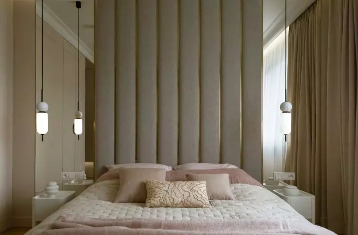 The arrangement is bright, but does not rely on white