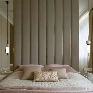 The arrangement is bright, but does not rely on white