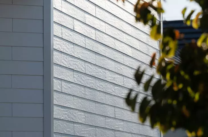 Cedral white tile with natural slate texture - rectangular coverage