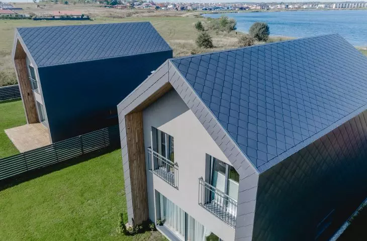 On the roof and facade of the building, smooth graphite-colored Cedral tile was used - French covering