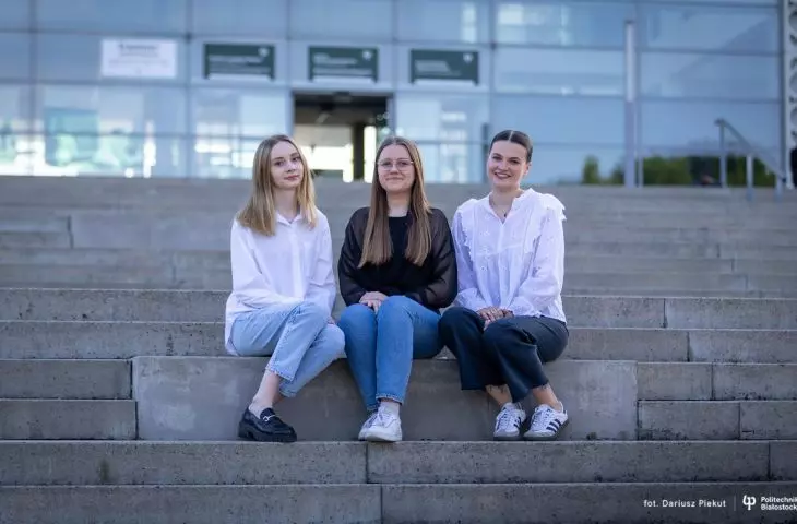 Awarded students Gabriela Kwasowska, Anna Krystkowicz and Marta Kozlow.