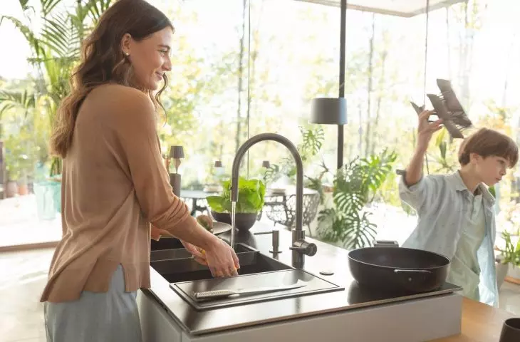 Eos Neo Pull-out Kitchen Faucet