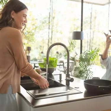 Eos Neo Pull-out Kitchen Faucet