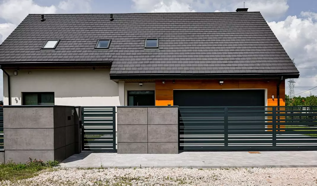 Ogrodzenie frontowe wykonane z betonowych bloczków architektonicznych