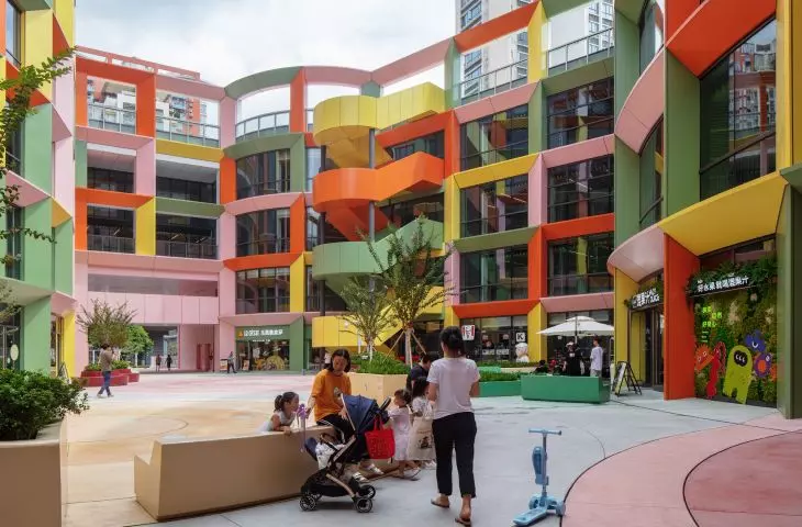 Zbliżenie na dziedziniec Centrum Kobiet i Dzieci w Shenzhen