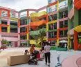 Zbliżenie na dziedziniec Centrum Kobiet i Dzieci w Shenzhen