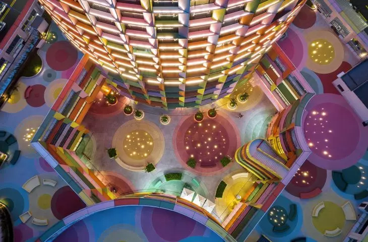 Widok na dziedziniec Centrum Kobiet i Dzieci w Shenzhen