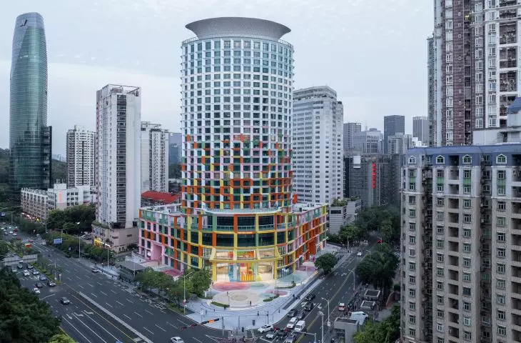 Szerszy widok na fasadę Centrum Kobiet i Dzieci w Shenzhen