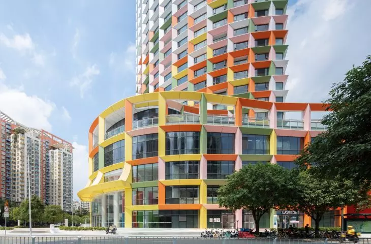 Kolorowa rama na fasadzie Centrum Kobiet i Dzieci w Shenzhen