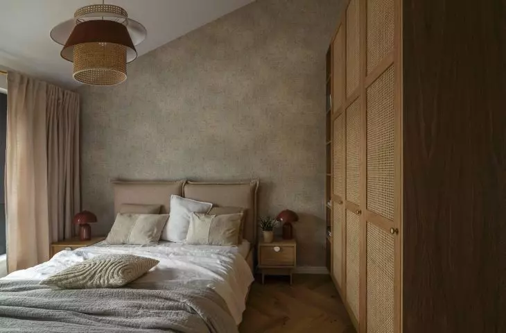 The architects decided to decorate the bedroom in an exotic boho style