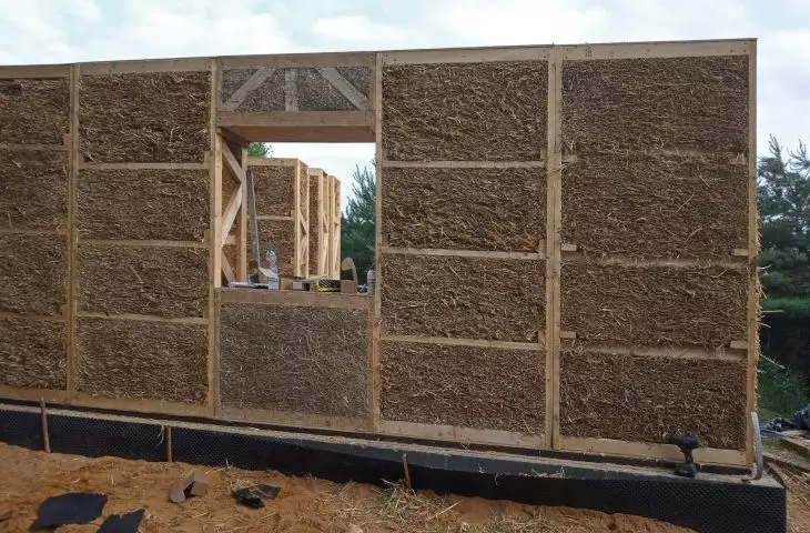 on the prepared foundation slab of wooden-straw modules the walls and lintels of the building are formed