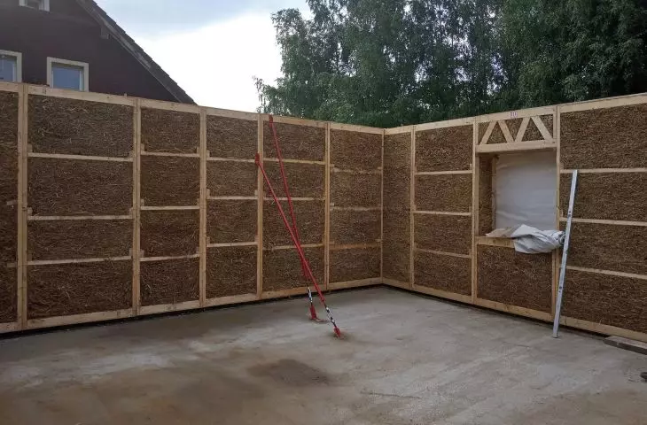 on the prepared foundation slab of wooden-straw modules the walls and lintels of the building are formed