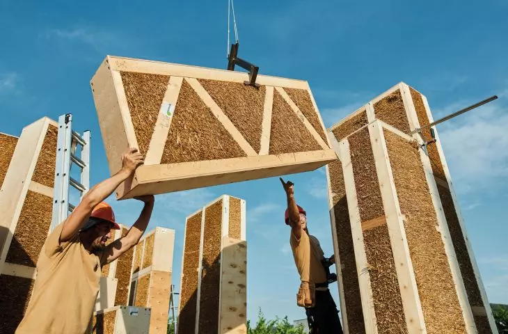 The house is built using modular technology with elements of wooden construction and an infill of heavily compressed straw (straw-bale)