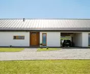 in order to save energy and make natural use of solar energy, it is advisable to design more glazing on the south side, and less or almost none on the north side