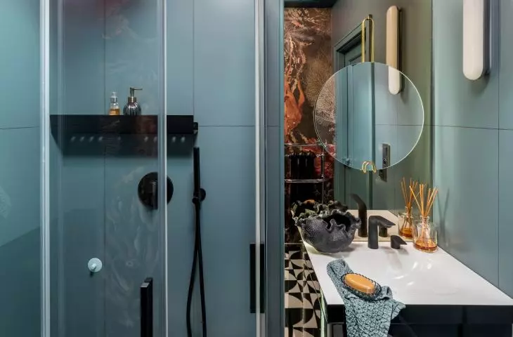 In the smaller bathroom, the architect juxtaposed fuchsia pink and faded green