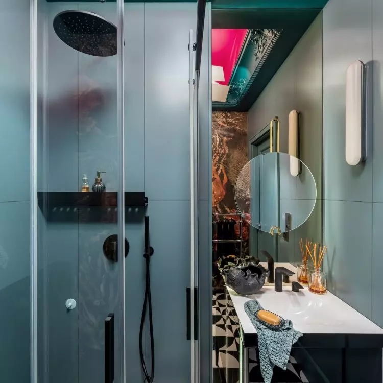 In the smaller bathroom, the architect juxtaposed fuchsia pink and faded green