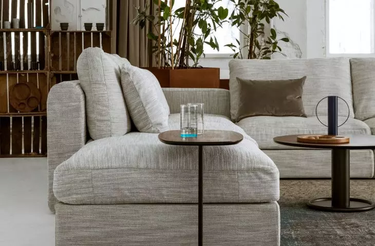Sofa Raksa, od lewej: stolik Nato i Oo