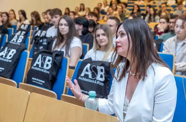 Redaktorka naczelna A&B – Małgorzata Tomczak oraz studentki Politechniki Rzeszowskiej