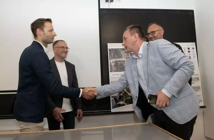 Burmistrz Dobczyc składa podziękowania dr. Miłoszowi Zielińskiemu, prowadzącemu wspólnie z dr Przemysławem Kowalskim (za nim) zajęcia projektowe ze studentami