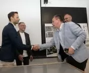 Burmistrz Dobczyc składa podziękowania dr. Miłoszowi Zielińskiemu, prowadzącemu wspólnie z dr Przemysławem Kowalskim (za nim) zajęcia projektowe ze studentami