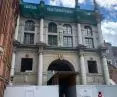 Złota Brama, po lewej fragment murów Dworu Bractwa św. Jerzego, w którym znajduje się siedziba SARP Oddział Wybrzeże