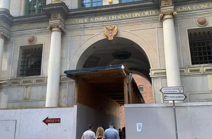 Piesi muszą przeciskać się dziś przez wąskie przejście brzydkiego ogrodzenia
