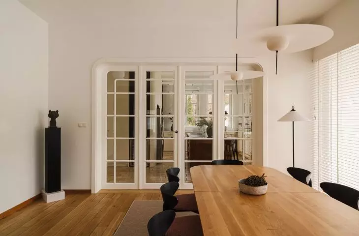 Between the kitchen and the dining room, the designers used decorative doors