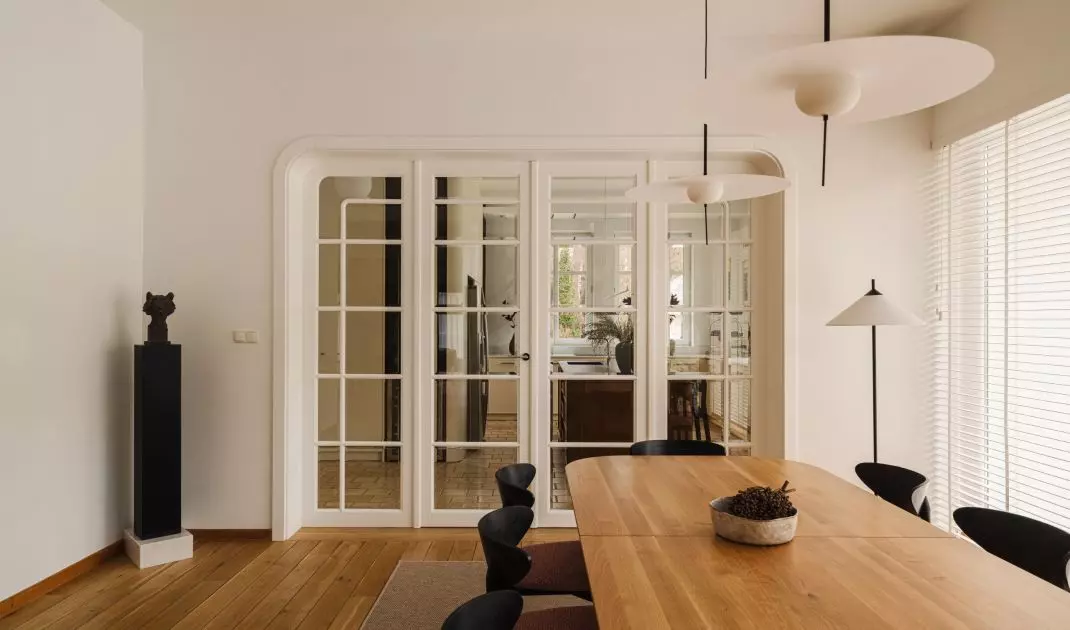Between the kitchen and the dining room, the designers used decorative doors