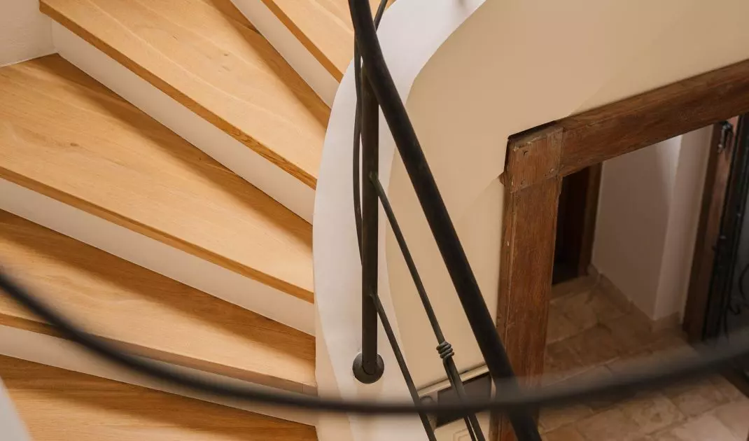 We wnętrzu dominują stonowane kolory i naturalne materiały