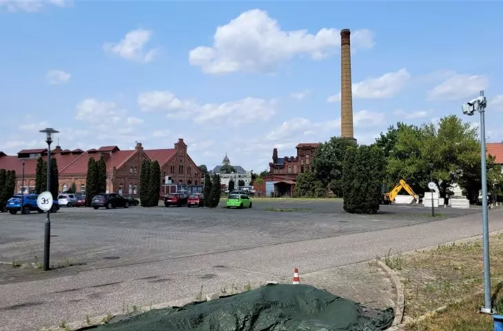 teren Starej Gazowni widziany znad muru na wysokości przyczółka nowej przeprawy
