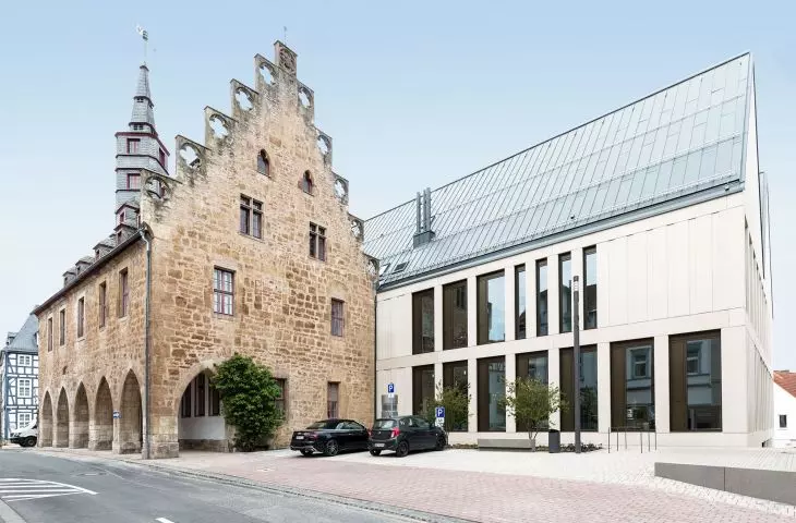 Dach ratusza miasta Korbach w technologii rąbka stojącego