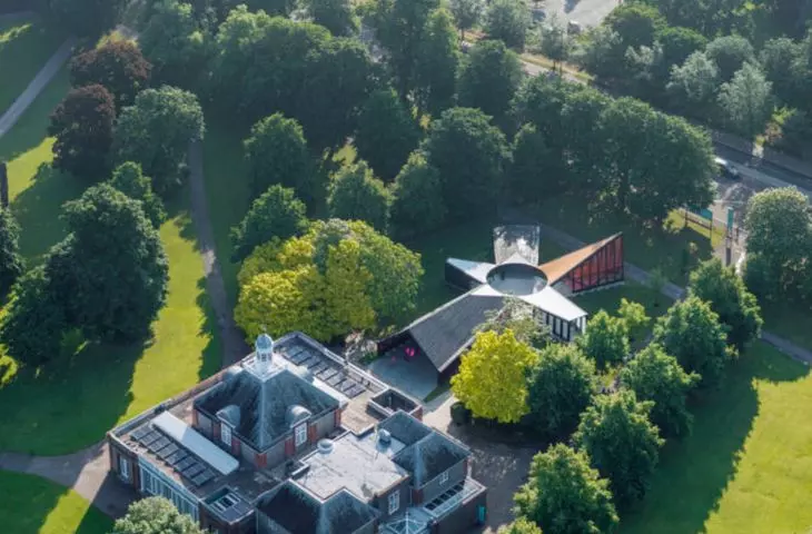 Widok z lotu ptaka na pawilon i Serpentine
