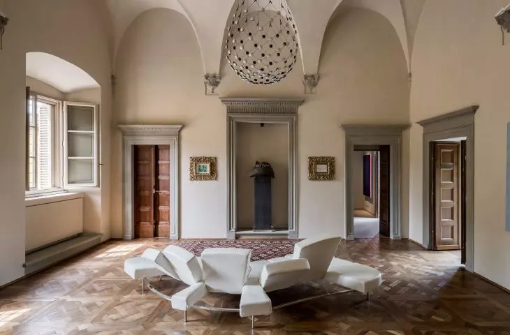 In the living room we can admire the cross vaulted ceiling