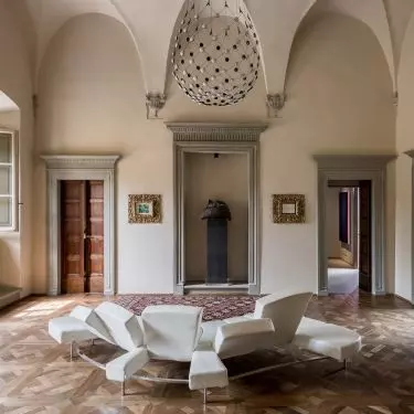 In the living room we can admire the cross vaulted ceiling