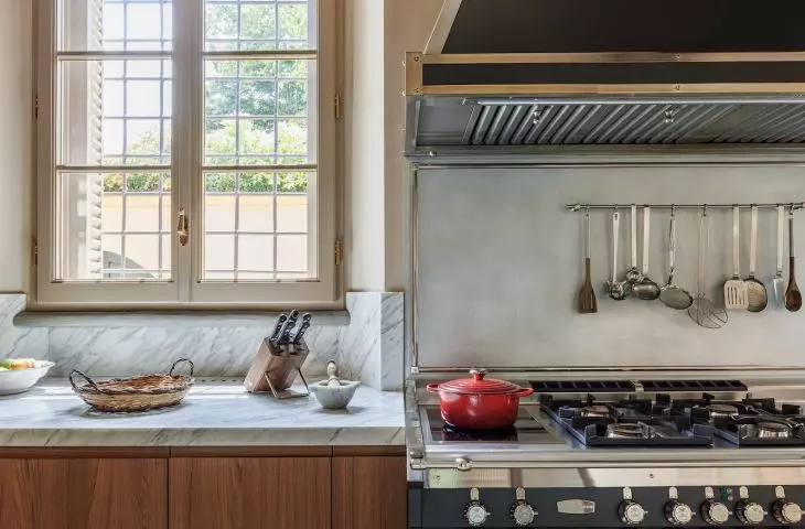 Stone adds variety to traditional kitchen design