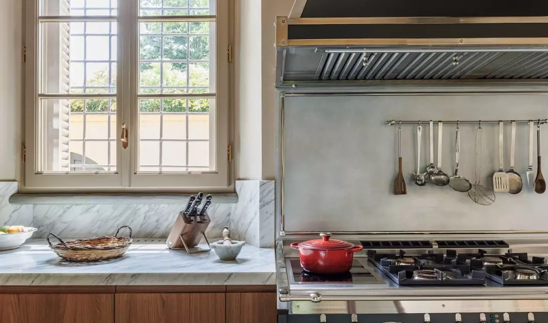 Stone adds variety to traditional kitchen design