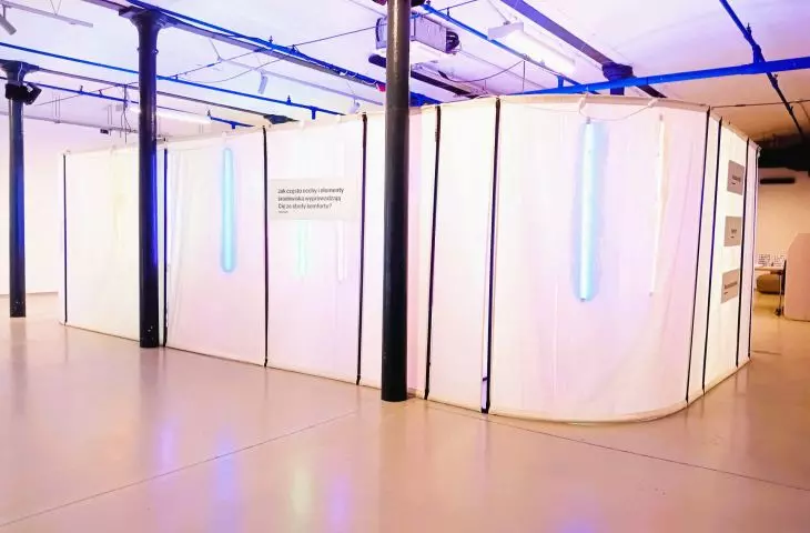 wystawa NeuroDiver — Comfort Space LAB to przestrzeń eksperymentalo-edukacyjna, w której można doświadczyć, w jaki sposób osoby neuroatypowe postrzegają środowisko