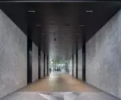 Perforacja Rg2516 zastosowana na całej powierzchni paneli systemu R-H 200 oraz wkład akustyczny w jego wnętrzu zapewniają ograniczenie pogłosu i większy komfort akustyczny użytkowników.