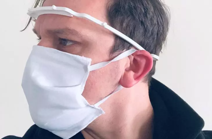 Architect Maciej Jakub Zawadzki with the headband without the film. This allows you to see how the visor works in conjunction with the fabric 
