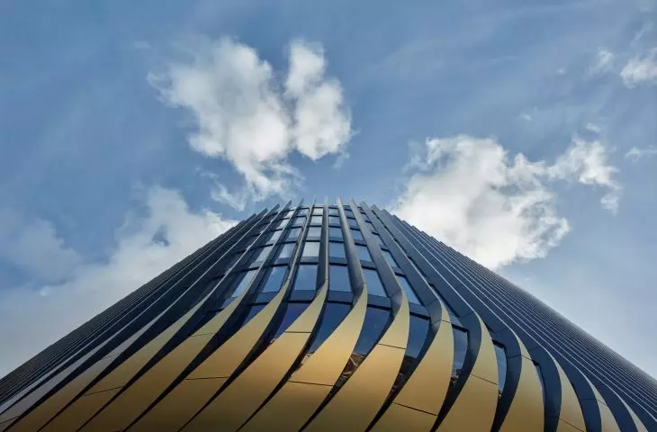 Architekci zastosowali falujące pasy w projekcie elwacji