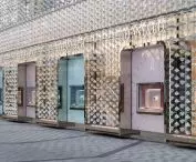 The jewelry extravaganza of the facade