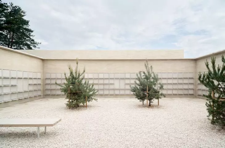 placed on a continuous bench of reinforced concrete attics surround intimate courtyards, thus creating seemingly closed, secluded interiors
