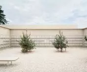 placed on a continuous bench of reinforced concrete attics surround intimate courtyards, thus creating seemingly closed, secluded interiors